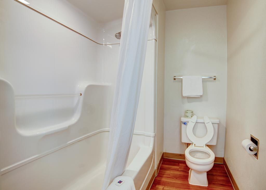 Super 7 Inn Bossier City Room photo
