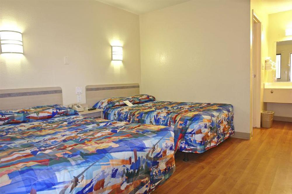 Super 7 Inn Bossier City Room photo